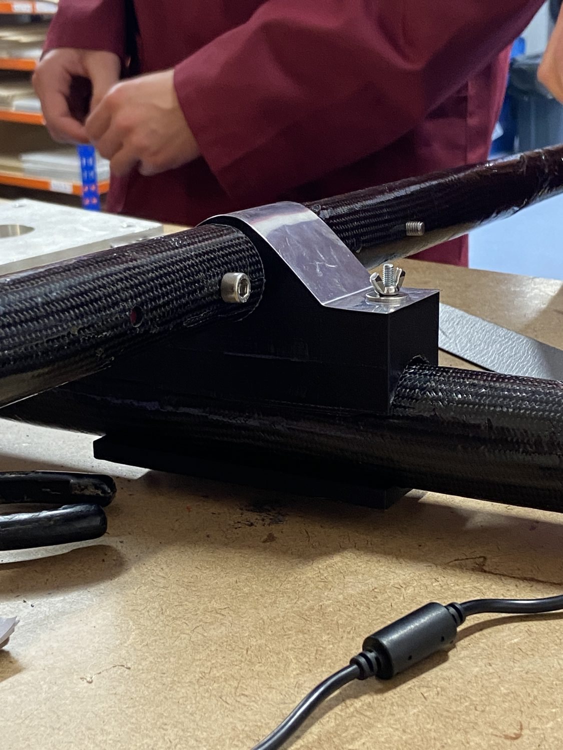 A printed joint with an aluminium reinforcement and bolted connections on a carbon-fibre tube